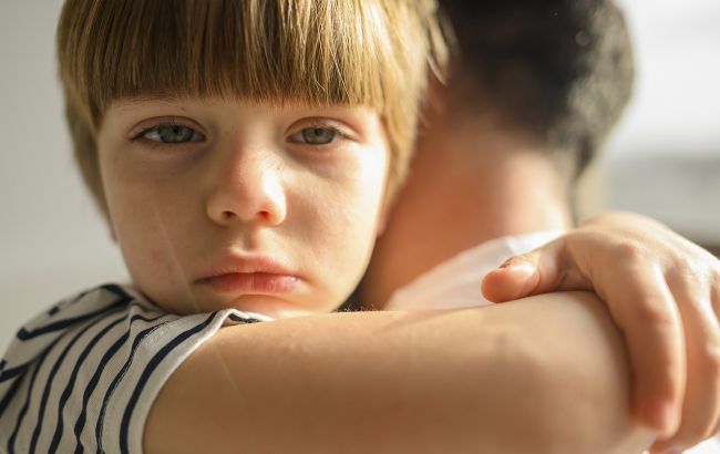 Як допомогти дитині пережити розлуку з одним із батьків під час війни: експертні поради