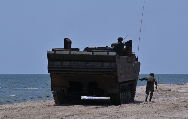 В Мариуполе снова фиксируют движение колонны техники россиян (фото, видео)