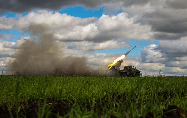 Сырский показал, как "Грады" уничтожают россиян в лесополосе под Бахмутом