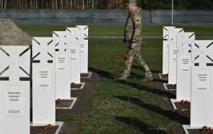 Поділ на "гідних" та "негідних": омбудсман закликає змінити правила військових поховань