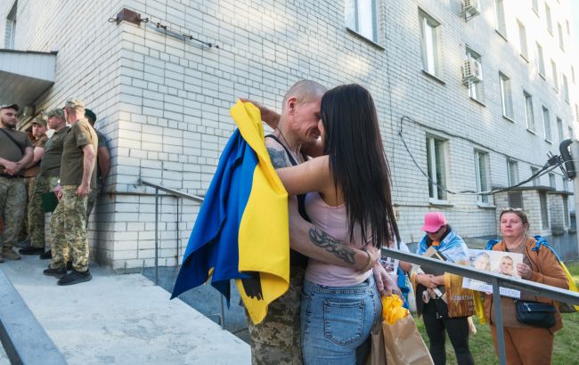 Пʼятеро енергетиків та шахтарів ДТЕК повернулися з російського полону