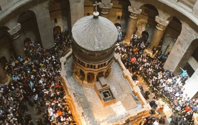 В Украину прибыл благодатный огонь