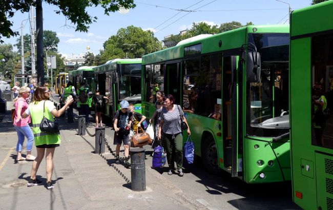 Жителів одної з громад Дніпропетровської області просять терміново покинути дачі