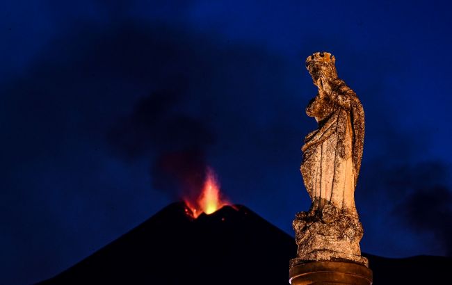 На Сицилії "вибухнув" найвищий вулкан Європи: неймовірні кадри