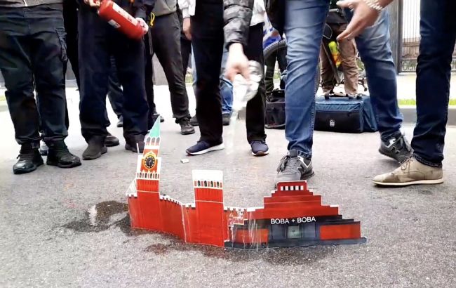 Москва передала Україні ноту протесту через акцію під посольством Росії в Києві