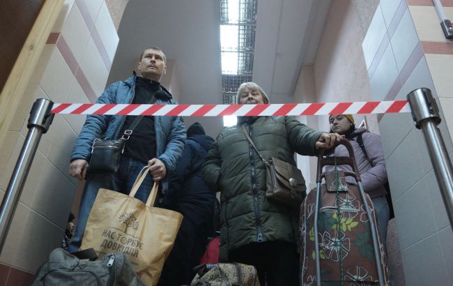 На лівобережжі Херсонської області ще багато людей: вони намагаються евакуюватись