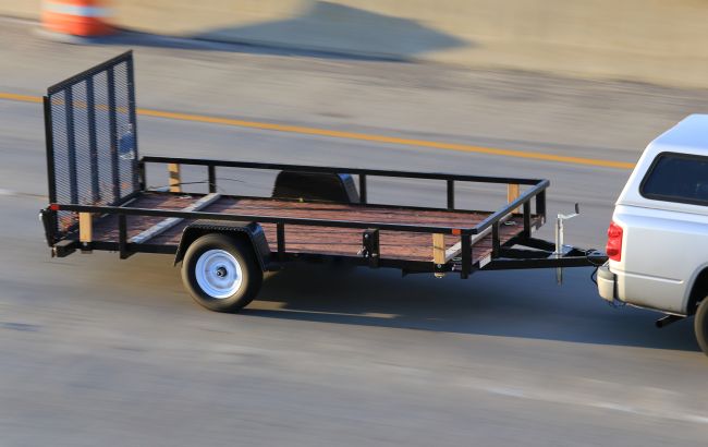 Кому з водіїв дозволено керувати авто з причепом, щоб не отримати штраф