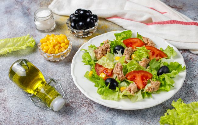 Головна помилка при готуванні салату, яка зробить з нього калорійну бомбу