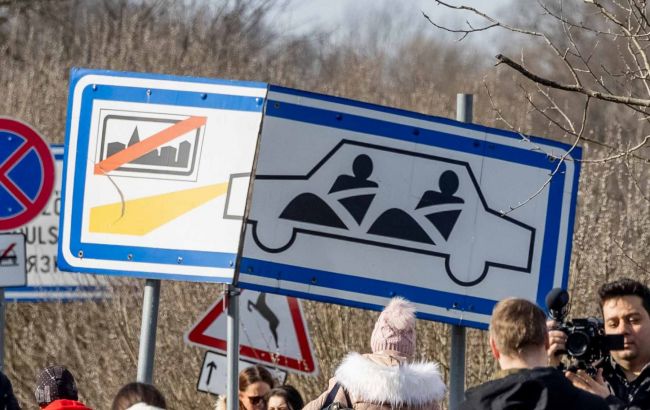 Кабмин упростил выезд за границу людей с инвалидностью и сопровождающих