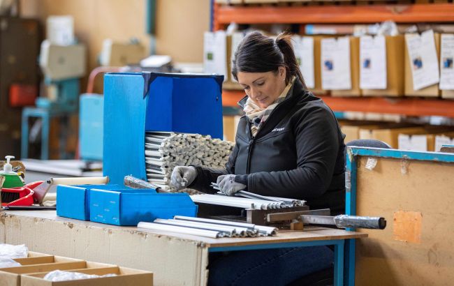 Робота без кваліфікації. Скільки заробляють українські біженці у Польщі