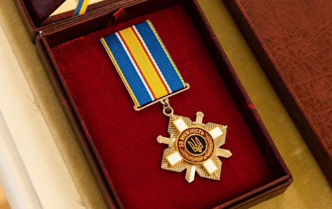 Людей під санкціями планують позбавляти державних нагород. Кабмін погодив законопроект