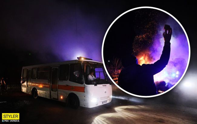 Каміння в автобуси у Нових Санжарах кидали жінки: відео 18+