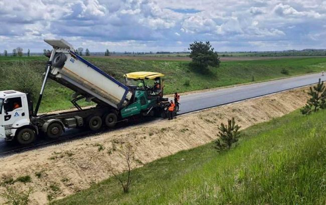 Во Львовской области задействовали более 100 единиц техники для ремонта трассы Р-15