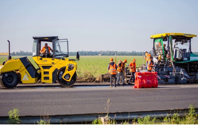 На трассе Днепр-Павлоград стартовало устройство финишного слоя дорожного покрытия