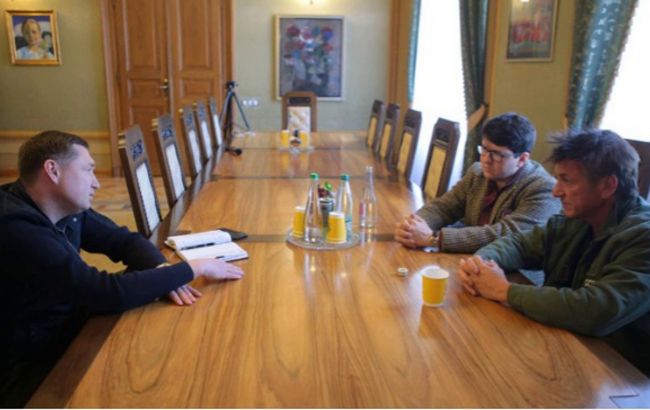 Благотворительная организация Шона Пенна будет помогать переселенцам Львовcкой области