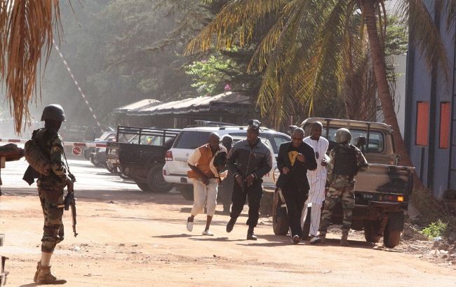 Захоплення заручників в Малі: спецслужби продовжують операцію по звільненню