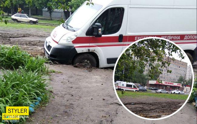 В Харькове скорая застряла в болоте: горожане в ярости (фото)