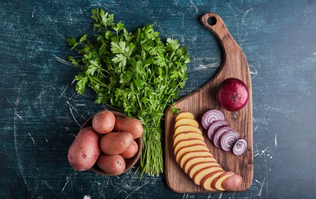 Цибуля чи кріп? Яка зелень найкраще підходить для картоплі