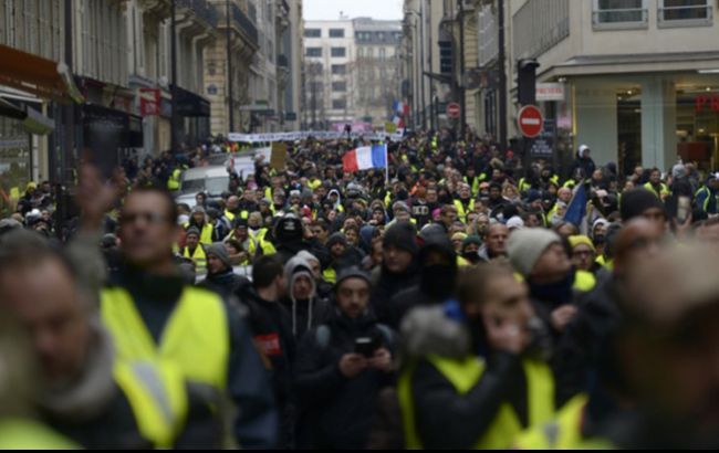 В Париже до 30 тысяч человек приняли участие в протесте профсоюзов и "желтых жилетов"