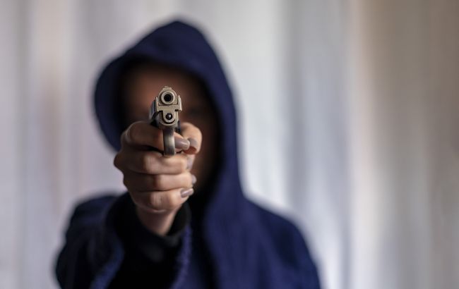 В центре Луцка девушка устроила "тир": одна из пуль попала в троллейбус (видео)