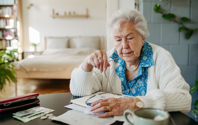 Пенсія за січень не прийшла? У ПФУ пояснили, кому призупинили виплати й що робити