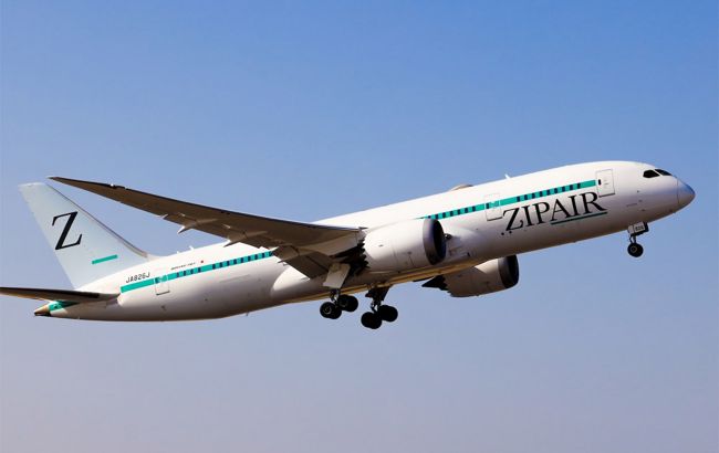 Не асоціюватися з РФ. Японська авіакомпанія перефарбувала свої літаки