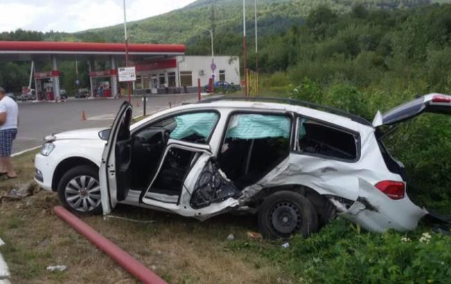 На Закарпатті Volkswagen зіткнувся з патрульним авто, є постраждалі