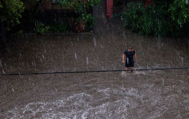 Грози, град і шквали до 20 м/с: які регіони України накриє негода