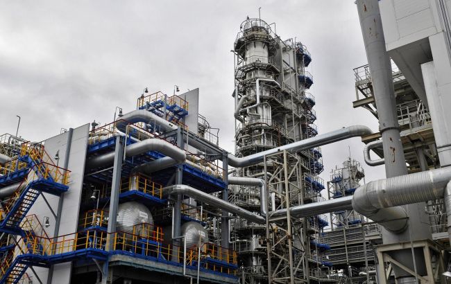 За 2000 км від України. Дрони атакували Тюменський НПЗ у Росії