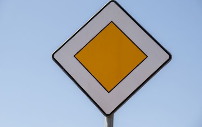 Чи потрібно включати поворот на головній дорозі: це повинні знати водії