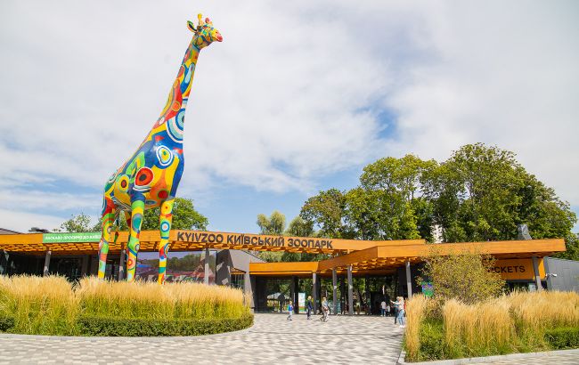 У Київському зоопарку волохатим тваринам виділили цілий острів: дивіться фото сімейства