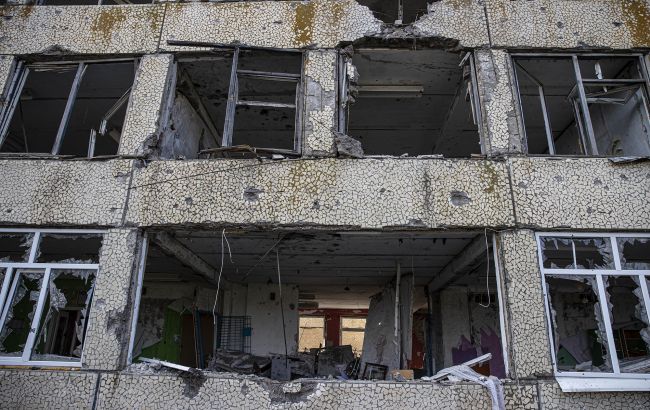 Росіяни вдарили по житловому кварталу Херсона: є жертва та поранена (відео)