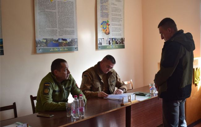 В Раде предлагают расформировать ТЦК и отправить военкомов на фронт: детали