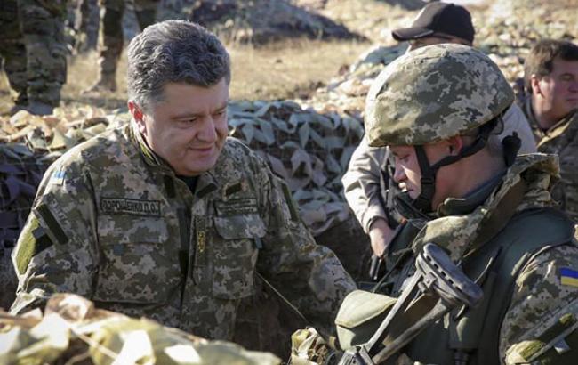 Порошенко отметил госнаградами 238 украинских военных, в том числе 169 - посмертно