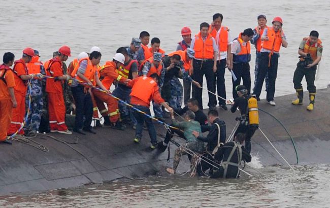 Число жертв крушения парома в Китае возросло до 18