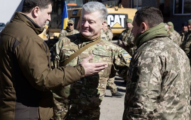 Порошенко привез еще одному батальону теробороны бронежилеты, пулеметы и патроны