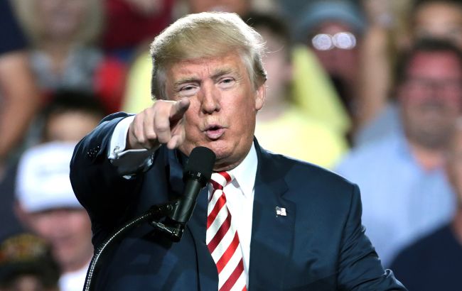 Трамп помиловал более 70 человек, среди них - его экс-советник Бэннон