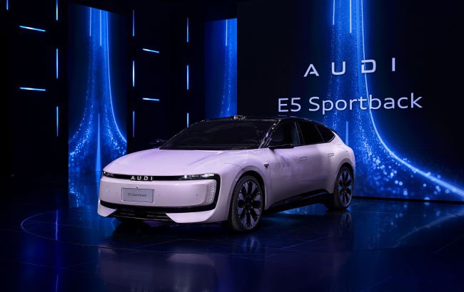 З революційною емблемою: Audi показав новий потужний універсал на електротязі