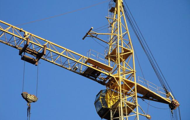 В Умани строительный кран упал на автомобиль, есть жертвы