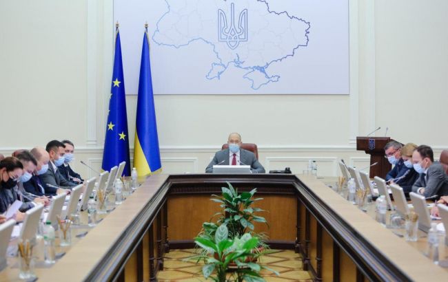 Кабмин планирует отменить повышение минимальных зарплат учителей с 2021 года