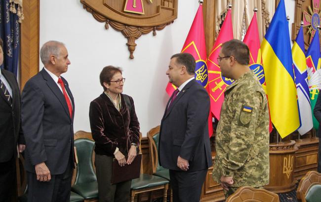 Полторак проинформировал Йованович о подготовке к отражению агрессии РФ