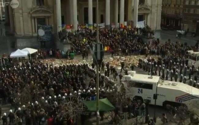 В Брюсселе полиция применила водометы для разгона акции радикалов