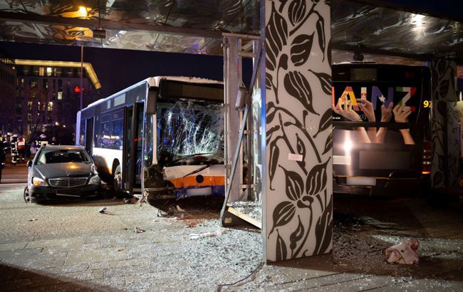 В Германии автобус протаранил 6 автомобилей, пострадали 23 человека