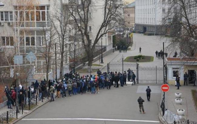 Под АПУ задержаны 16 граждан, пытавшихся спилить забор, и изъят газосварочный аппарат