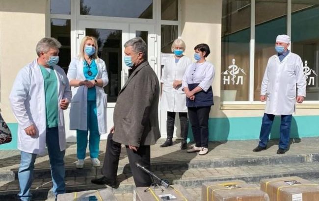 Порошенко передал в больницы Яремче и Надворной кислородные концентраторы