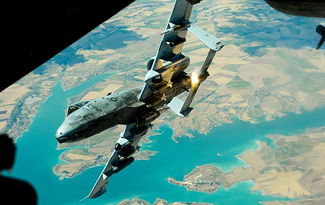 У Тихому океані розбився американський літак з 11 особами на борту