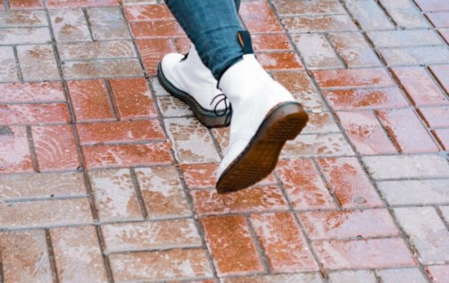 Эти действенные лайфхаки помогут быстро высушить обувь