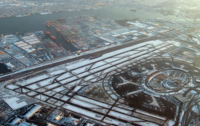 В Нью-Йорке экстренно сел пассажирский самолет