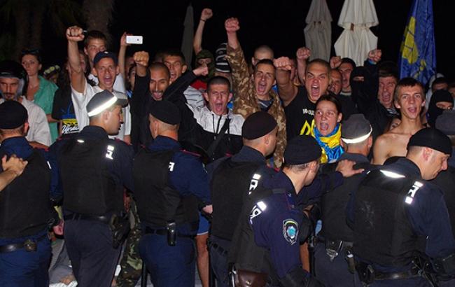 В Киеве около 100 активистов пытаются сорвать концерт Ани Лорак