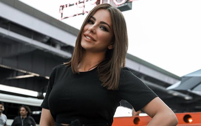 В узкой юбке и на каблуках: Ани Лорак повела дочь в школу (фото)